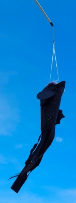 Windsack kleiner Piranha schwarz Ø 10 cm lang 73 cm Nylongewebe