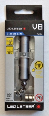 Led Lenser Taschenlampe Schlüsselleuchte V8 White Turbo 72 mm Ø 14 mm 22 g 18 lm Leuchtdauer 9 h Leuchtweite 22 m 4 Knopfzellen Batterien AG13 1,5 V