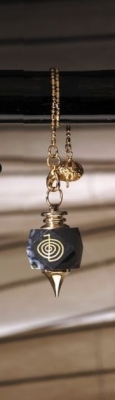 Pendel Symbol Reiki graviert auf Edelstein Onyx